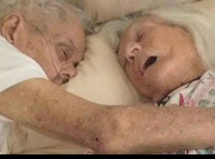 Haláluk pillanatában is ölelte egymást egy idős házaspár