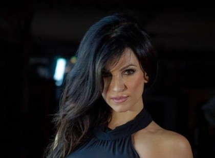 Egy nő az 50 éves születésnapján elkölt egy csomó pénzt ránctalanításra, kozmetikára, frizurára, ruhára és amikor úgy érzi, hogy a lehető legjobbat kihozta magából, nagyon fel van dobva, elindul a városban