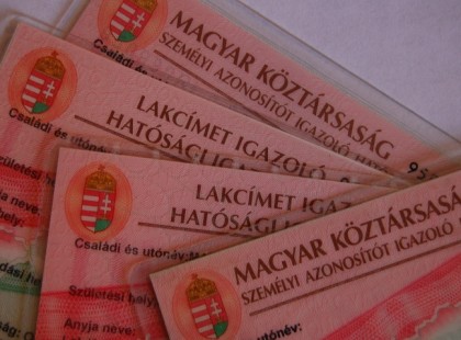 Kedves Ismerőseim, és Ismerőseim Ismerősei, és Mindenki, akihez eljut ez a bejegyzés!