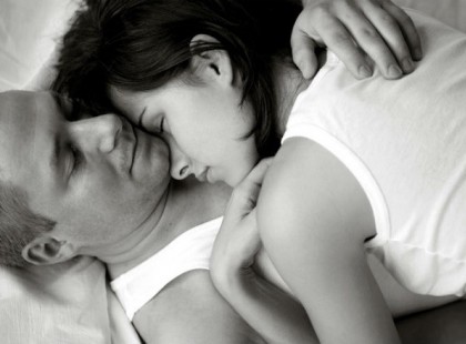 Azt hiszed jól vagy egyedül, míg nem jön valaki, aki felborítja a gondosan felépített hétköznapjaidat. Ő az, aki védőbástyáidat szépen, lassan lebontja, míg nem felszínre bukkannak az érzések, amiknek létezéséről szinte már megfeledkeztél. Vele mindaz, ami ellen tiltakoztál fokozatosan értelmet nyer, vele válsz teljessé, egésszé. Ő az, akivel ismeritek egymás hibáit, gyengeségeit, s mégsem futamodtok meg. S most már Ő az, kinek jelenléte az egyik legtermészetesebb, mégis legvarázsosabb dolog a világon. Golden Dawn