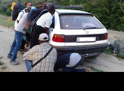 Zoltán ,Debreceni lakos lerobbant az opel asrtájával ,és egyből megjelentek a menekültek egy csapat afrikai srác.Elképesztő mit tettek a bevándorlók!