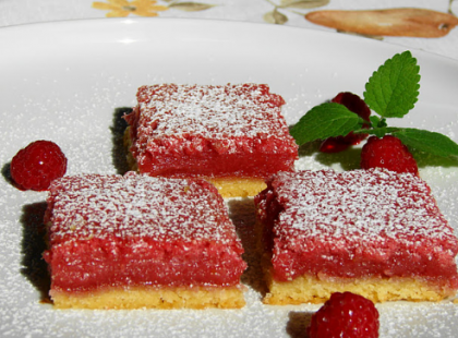 Málnás-citromos pitetorta - Ez a pitetorta minden alkalommal óriási sikert arat - nem tudok eleget csinálni belőle . Intenzív citromos íze van, s a málnával kombinálva egy rendkívül frissítő, jókedvű süti lesz belőle.