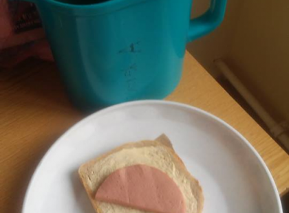 Reggeli a veszprémi kórház gyermeksürgősségi részlegén. Ezt egy 15 éves fiatal kapta. Nyomj a tetszikre, ha ez szerinted sincs rendben. (Kép: Facebook)