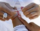 A bal csukló körül viselve, a Vörös Fonal ugyanazon az úton működik ahogy a modern orvostudomány vakcinái. Amikor valamilyen betegség ellen oltást kapunk, a betegség egy gyengült vírustörzsét a vakcinán keresztül kapjuk meg. A lelket is hasonló technikával tudjuk immunissá tenni.