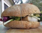 Íme az igazi paraszt hamburger! Semmi nem kell bele, ami állítólag egészséges és minden olyannal töltsd meg, ami állítólag egészségtelen. A lényeg, hogy házi cipót vágd ketté és jól tömd meg: szalonnával, sonkával, kolbásszal, jó sok és többféle hagymával némi erős paprikával, hogy igazán magyaros legyen és lakmározz egy jó nagyot! Ennyi a recept! :) Nyomj egy lájkot, hogyha Neked is tetszik a paraszt burger! :)