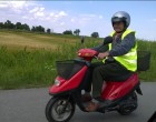 Figyelem! Keressük! - légyszi osszátok ! 2015.08.06-án délután 2 órakor a képen látható kismotorjával Édesapánk elment tiszagyendai otthonából. Az eltűnés napján sötétkék,fehér vékony csíkos,galléros pólót,mogyoró színű térdnadrágot viselt. Különös ismertető jele : Gége műtét miatt nincs hangja,ezért kommunikálni nem tud. Kérjük,aki érdemben bármilyen információval tud szolgálni,kérem hívja az alábbi telefonszámok bármelyikét. 06 20 205 8088 , 06 30 558 8881 , 06 30 369 1851