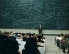 Prof: – Hiszel Istenben?