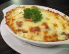 Sonkás sajtos rakott rizs, mennyei finom és pikk-pakk összedobható!