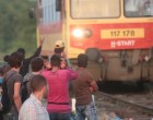 Na, most telt be a pohár: vonatokat dobálnak a migránsok