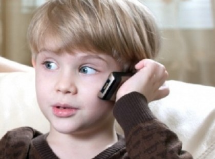 Egy kisfiú odalépett a telefonfülkéhez, a bolt pénztáránál, és tárcsázott egy számot. A bolt tulajdonos kihallgatta a beszélgetést.