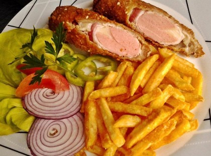 Sajttal töltött virsli baconba tekerve