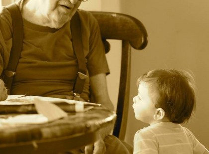 Egy gyengélkedő öregember elment a fiához és a menyéhez, illetve a 4 éves kisfiú unokájához lakni. Az öregember reszketett, a szemei homályosodtak, és a lépései is ingadoztak már.