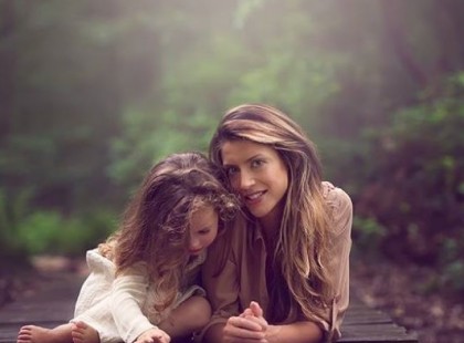 Ne panaszkodj a gyermekedre! Sose! Hisz áldásként jött ő az életedre, s bármilyen is, nem vágyik másra, csak szeretetre. Az életét nem ő kérte, te voltál az, aki mindent megtettél érte. Azért, hogy leszülethessen hozzád a földre. Hát itt van. Leszületett. Megérkezett. Veled van. A dolgod csak annyi, hogy vele légy a mindennapjaiban. Mert rád van szüksége és a támogatásodra. Arra, hogy szeresd és fogadd el őt olyannak amilyen. Hisz szeretni jött téged, érted van itt, miattad érkezett, hogy ő általa és vele még jobban megszerethesd az életet. (Lippai Marianna)