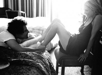 Tudod, mennyire lesugárzik rólunk a társunk? Vagy ha nincs, a magányunk? Régóta figyelem ezt a sugárzást. Egy nő, ha jól éli meg a magányát, kifejezetten megszépül. Az anyaságtól is persze, de főleg, ha egy olyan férfi mellett él, akinek a lénye gazdagítja. Egy nőn látszik, milyen 