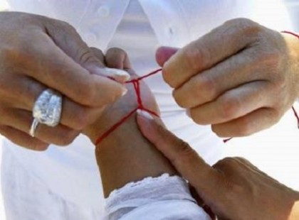 A bal csukló körül viselve, a Vörös Fonal ugyanazon az úton működik ahogy a modern orvostudomány vakcinái. Amikor valamilyen betegség ellen oltást kapunk, a betegség egy gyengült vírustörzsét a vakcinán keresztül kapjuk meg. A lelket is hasonló technikával tudjuk immunissá tenni.