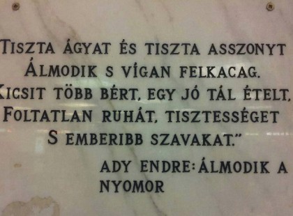 Tiszta ágyat és tiszta asszonyt Álmodik s vígan fölkacag, Kicsit több bért, egy jó tál ételt, Foltatlan ruhát, tisztességet S emberibb szavakat.