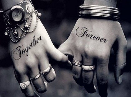 „Fel akartalak hívni, menni akartam hozzád, beszélni akartam veled, látni akartalak, meg akartalak hívni.” Mindig mindent csak akarsz. Azonban ezek csak tervek. De hol vannak a valódi cselekedetek? Hidd el: nagy jelentősége van minden egyes másodpercnek, ugyanis nincs túl sok idejük a földön az embereknek, a szeretteidnek. Ezért hát, ha valamit akarsz, csináld! Ha valamit kigondolsz, tedd meg, hiszen te sem parancsolhatsz az időnek! Sem a saját idődnek, sem a mások idejének. Ha tehát valamit akarsz, akkor vagy akard komolyan és nagyon, vagy azt a szót, hogy „akartam”, jobb, ha ki sem ejted a szádon! (Lippai Marianna)