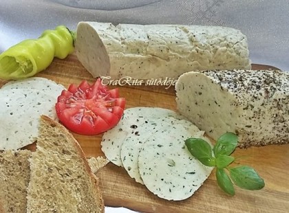 Képzeljétek el felvágottat gyártottam Csirkemell sonkát készítettem és valami csodás az íze! Nincs benne semmi tartósítószer, adalékanyag, csak a színtiszta hús és fűszer. TÖKÉLETES! Nem lacafacáztam, rögtön nagy adaggal kezdtem. Persze le lehet osztani ezt a mennyiséget, ha sokallja valaki. Íme a recept, ami nálam készült. 1kg csirkemell ízlés szerint só, bors, fokhagymapor ( ez nem annyira intenzív, nem bánt A húst tisztítjuk, apró kockákra vágjuk, majd aprító gépbe tesszük. Megszórjuk a fűszerekkel és jól összedolgozzuk, pépesítjük. Alufóliára tesszük, feltekerjük, a végeit jó szorosra, hogy szép rudak legyenek. Egy tepsibe 1.5 - 2 dl vizet teszünk, belefektetjük a húst és 180 fokon 45 percig sütjük / pároljuk. Ha kész óvatosan kicsomagoljuk és hagyjuk hűlni. Pár óra hűtés után szépen lehet szeletelni. Az egyik rudat ízesítettem friss bazsalikommal, kívülről pedig frissen zúzott tarka borsba forgattam