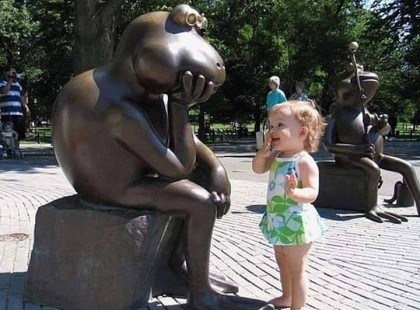 Zabálnivaló kis csöppségek viccesen parádéznak szobrokkal. Ezeket a képeket nem bírod ki nevetés nélkül. A legnagyobb vidámság a legszürkébb hétköznapokba is beköltözik, ha gyermekünk születik. Nyomj egy lájkot, ha Neked is tetszenek ezek a fotók! :) + 6 fotó