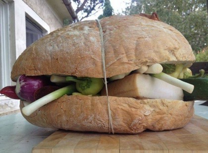 Íme az igazi paraszt hamburger! Semmi nem kell bele, ami állítólag egészséges és minden olyannal töltsd meg, ami állítólag egészségtelen. A lényeg, hogy házi cipót vágd ketté és jól tömd meg: szalonnával, sonkával, kolbásszal, jó sok és többféle hagymával némi erős paprikával, hogy igazán magyaros legyen és lakmározz egy jó nagyot! Ennyi a recept! :) Nyomj egy lájkot, hogyha Neked is tetszik a paraszt burger! :)