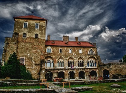 A tegnap esti viharról itt egy csodálatos gyöngyszem. A kép Tatán készült. A természet újra és újra meglep, elvarázsol, gyermekien csodálkozóvá tesz bennünket. Mindenben megvan a szépsége, akár egy gazban, egy elszáradt virágban, egy napfelkeltében, egy szálló sasban vagy éppen a zordan tűnő viharban. Nyomj egy lájkot, ha szerinted és szép ez a fotó!