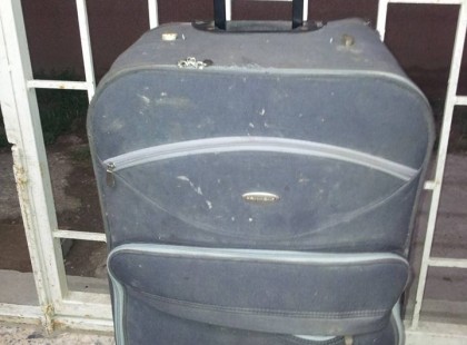 Sziasztok! Kérlek osszátok meg ezt a fényképet, mert ennek a bőröndnek a gazdáját keressük. 2015.08.16.-án, este 9 órakor találtuk a Bodmér és Felcsút közötti útszakaszon az úttesten feküdve. Egy bukkanó után, sötétben, csak fékezve, s a kormányt elrántva sikerült több autósnak is kikerülnie, miközben szemből is érkeztek. A bőrönd gazdája a bőrönd tartalmát elmondva igazolhatja, hogy az övé. Köszönöm a segítséget!