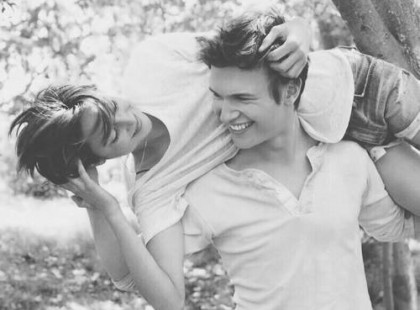 Nagyszerű dolog, ha az emberre valaki gondol, és a gondolataival vigyáz rá. Aki szeret, ezt teszi. (...) A szívében őrzi Őt, ott védi, oltalmazza. És engedi élni. Néha fájdalmas dolog ez. Mert néha úgy kell engedni élni, hogy valóban nem lehetsz a közelében. Csak távolról csodálhatod Őt, távolról figyelheted. Mégis csodálatos érzés szabadon engedni, akit szeretsz. Engedni, hogy úgy éljen, ahogy a szíve, lelke vezérli, ahogy neki a legjobb. Ahogy szüksége van rá. Elengedni, de nem elhagyni. Hanem messziről figyelni Őt, messziről vigyázni rá. A szívedben. A gondolataiddal, az érzéseiddel, a szereteteddel. És hinni, hogy egy napon visszatér. Bízni benne, érezni, hogy szeretete visszavezeti hozzád. Csitáry-Hock Tamás