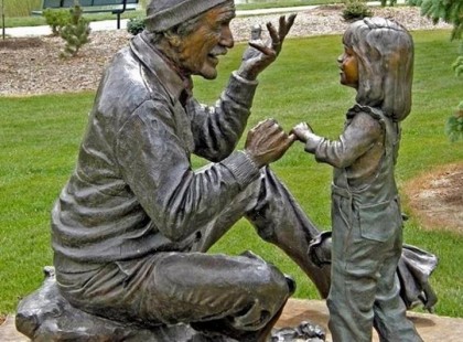 Vedd észre, ki szenved, és segítséget kér ... Kinccsé válik minden falat szívből adott kenyér...