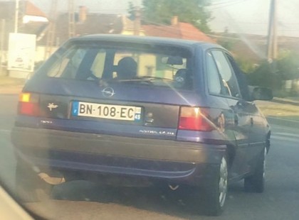 Figyelem! Ennek az autónak ne álljon meg senki! Azt mondja az úr aki benne ül némi külföldi tört szavakkal ( a magyar szavakat persze hiba nélkül kiejti), hogy Ukrajnába tartanak de nincs pénzük tankolni a bankkártyát pedig nem fogadják el a kutak. Egy kis magyar forintért cserébe adnának egy szép(hamis)Arany gyűrűt. Miután közöltük velük, hogy nem kell az arany gyűrű és elindultunk ők is szépen elindultak s még egy benzinkút előtt is elmentek. Mindenki vigyázzon. Osztani ér