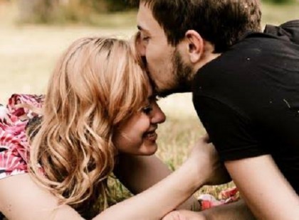 Nem akarlak kifordítani, nem akarok rád láncot tenni. Semmi mást nem akarok, mint meghagyni téged annak, akibe beleszerettem. Azt akarom, hogy mellettem AKARJ maradni szabad akaratodból. Kövesd az álmaidat, legyenek saját céljaid, légy önmagad… csak csinálj helyet nekem az életedben, és örök társad, örök cinkosod leszek! Mert... a szerelem számomra nem azt jelenti, hogy egymáshoz láncoljuk magunkat, a szerelem az a szabadság, – annak a szabadságnak kellene lennie – amit együtt élünk át... Manna OWell