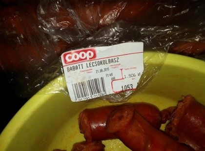 Sziasztok! Felhívnám mindenki figyelmét a Bokodi Coop Fenti boltjára. 15 perce vásároltam ezt a lecsókolbászt,majd hazahoztam és neki álltam volna enni,a kolbásznak szaga volt..rossz lecsókolbászt adtak el. Majd vissza vittem,hogy szagolják meg,mert ez rossz! Erre csak azt a Választ kaptam,hogy szerintük ez jó..Nem vették vissza a romlott kolbászt. Osztani éri!