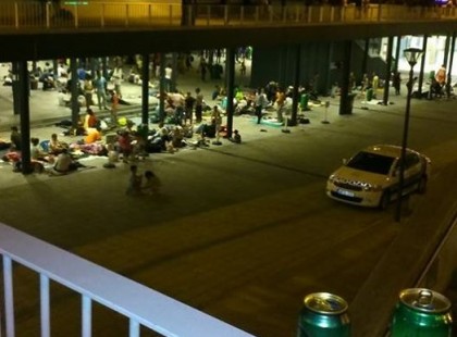 Kedves ismerőseim! Szeretnék megosztani veletek valamit! A kép tegnap este készült a keleti pályaudvarnál. Ez csak egy kisebb része a pályaudvarnak de elég jól látható remélem a lényeg!!