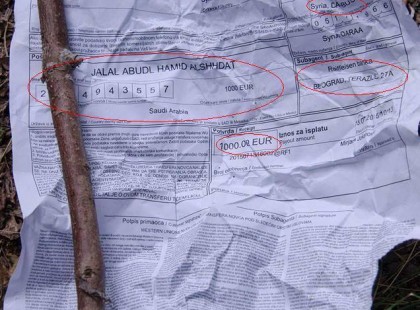 Egy kedves ismerősöm a Facebook-on volt szíves megosztani velem az egyik posztom alatt egy fényképet, amelyet a határ közelében készítettek a szerbiai oldalon. A fotó egy elővigyázatlanul eldobott Western Union készpénzfelvételi számláról készült, mely egy belgrádi tranzakciót örökített meg. Igen, jól látjátok: a számla egy 1000 eurós készpénzátutalásról szól, melyet a szíriai illetőségű menekültnek egy szaúdi illetőségű személy utalt át a WU-n keresztül. Aki még ezek után is kételkedik abban, hogy a gazdag öböl-menti országok finanszírozzák Európa muzulmán konkvisztáját annak csak azt tudom mondani, hogy nézze csak tovább inkább a Szulejmánt ...