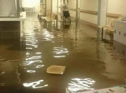 A kép az Uzsoki kórházban készült. Szerencsétlen betegeknek nem elég, hogy ott vannak és nem az otthonuk kényelmében még ezzel is szembe kell nézniük. Nem vagyunk felkészülve ilyen csapadék áradatra az már biztos. A Péterfy kórház is vízben áll. Valahogy ezeket a képeket látván kicsit örülök, hogy nem Budapesten élek. Úgy szomorú az egész, ahogy van...