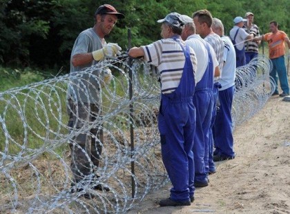 VALAKI,VALAKIK NAGYOT SZAKÍTOTTAK.