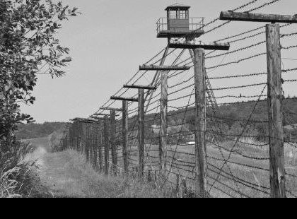 Ha mi európai népek megpróbáltunk egyik zónából a másikba átmenni lelőttek minden habozás nélkül mint a kutyát. Sőt, ha csak zizzent a bozótos lőttek... Ez nem is olyan régen volt ugye??? Most pedig minden következmény nélkül átléphetik az Unió határait több ezren naponta???