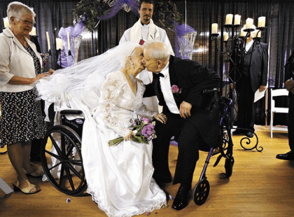 A boldogság nem korfüggő úgy, mint a szerelem sem. Nem szabad bezárnod az ajtót, ha öregszel. Várhatnak rád még ilyenkor is csodák... Ne feledd! Egy életed van és rajtad múlik, hogy az angolkeringőt kivel táncolod végig. Mert az élet egy angolkeringő, amit eltáncolsz a sírig.. életed csak attól függ, hogy kivel táncolod végig! + 11 szívmelengető esküvői fotó