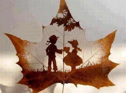 „A nagypapa és a nagymama összevesztek valami butaságon, s a nagymama annyira dühbe gurult, hogy nem szólt többet a nagypapához. Másnap a nagypapa már teljesen megfeledkezett a vitáról, de a nagymama továbbra sem figyelt rá, és nem is szólt hozzá. Tehetett a nagypapa akármit, nem tudta a párját kihúzni sértődött hallgatásából. Végül elkezdett turkálni a szekrényekben és a fiókokban. Miután ez így ment egy darabig, a nagymama nem bírta tovább türtőztetni magát: - Mi az ördögöt keresel? - kérdezte dühösen. - Istennek legyen hála, megtaláltam! - mondta a nagypapa hamiskás mosollyal. - A hangodat!” (Anthony de Mello)