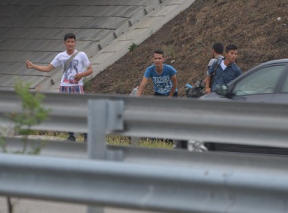 Életveszélyes játékba kezdtek a menekültek az autópályákon,nem árt figyelni!Oszd meg te is!