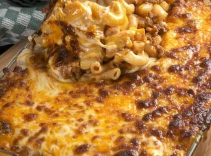 Mámorító sajtos rakott tészta, rengeteg hússal, imádjuk!!! Finom és nagyon laktató!