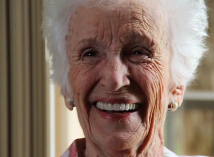 Cseng a telefon a kórház belgyógyászaton , az ügyeletes nővér veszi fel a hívást.