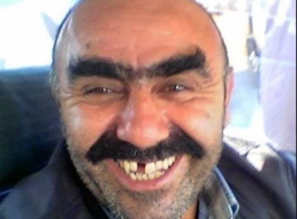 Egy borkereskedés hirdetést adott fel a borkostolói állás betöltésére.