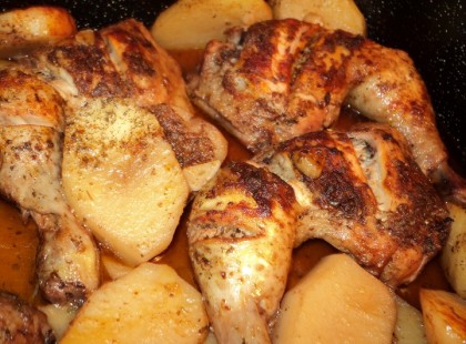 Mámorító vajban sült fokhagymás tepsis csirke burgonyával – képtelenség betelni vele!!