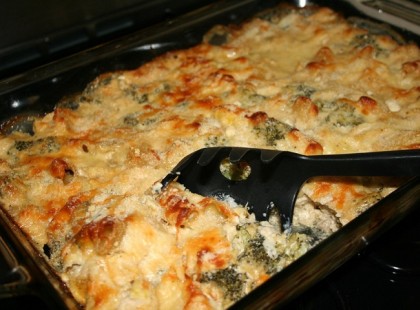 Csábító húsos rakott tészta, rengeteg sajttal és brokkolival – fenséges és ellenállhatatlan!