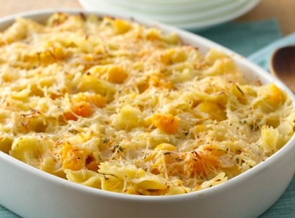 Sonkás sajtos rakott tészta – fél óra alatt összedobható a fejedelmi vacsi!