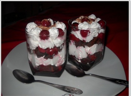 Csokis meggyes poharas csábítás – hűsítő finomság, ízletesebb mint egy tortaszelet!