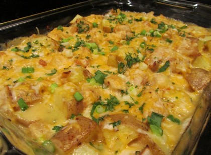 Sajtos, szalonnás rakott krumpli újburgonyából, sok tojással és tejföllel, fejedelmi!!