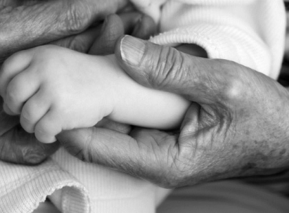 Nagyszülőnek lenni nem jelent mást, mint egy mennybéli áldást: áldást egy olyan szülőre, aki egykor a gyermeke kezét fogta, most azonban az unokája lelkét gondozza. Az unokájáét, akiért mindent odaadna. Akinek mindenkor mindent megadna. Akiért lehozná még a csillagos eget is és ha kell levarázsolná az égről a fellegeket is. Akiért érdemes még sokáig élni és minden nap jól lenni. Mert egy unoka olyan, mint egy kis gyógyító drága kövecske, ha veled van és nálad boldog leszel tőle.