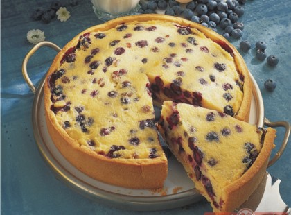 Tejbegrízes áfonyatorta recept - Omlós linzertészta alapra halmozott zamatos kék bogyók, lágy tejbegríz borítással: ki tudna ekkora csábításnak ellenállni?