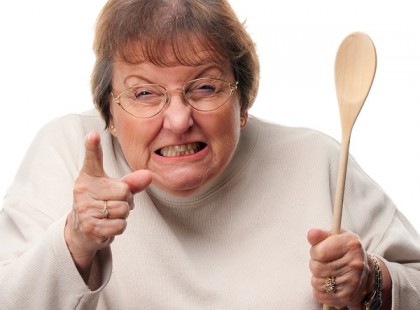 Az anyós nem bízik vejéiben, ezért úgy gondolja, próbára teszi őket. Először megy a legnagyobbhoz, beleveti magát a kútba, a vej gondolkodás nélkül kimenti.